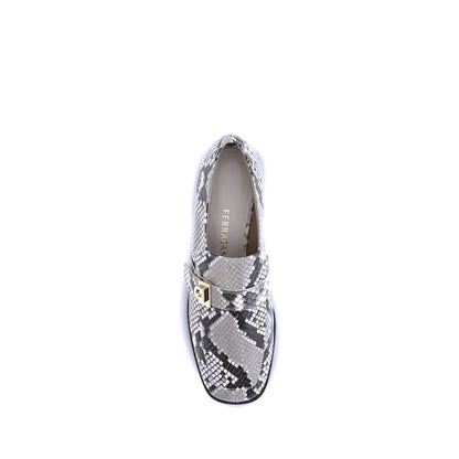 Ferragamo leren loafers met pythonprint