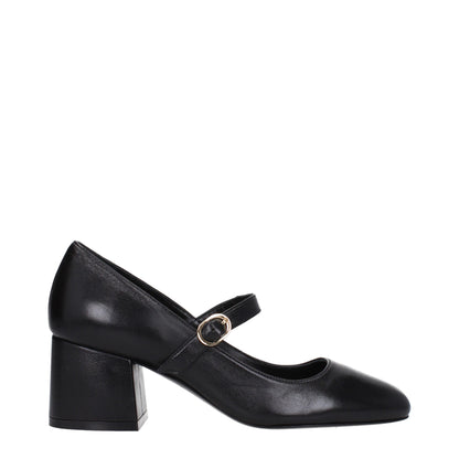 Stuart Weitzman leren pumps met een gemiddelde hak in het zwart.