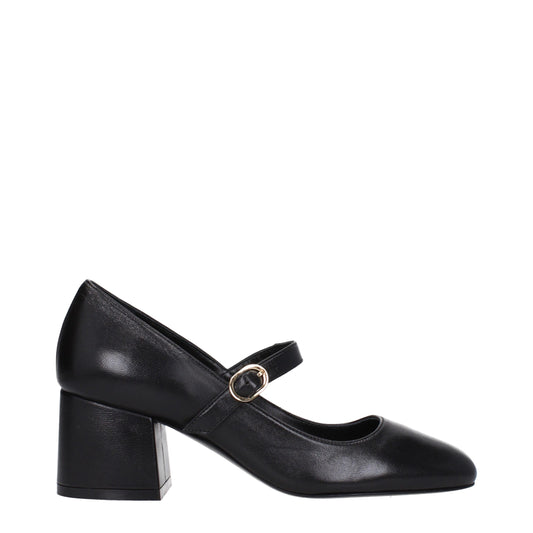 Stuart Weitzman leren pumps met een gemiddelde hak in het zwart.
