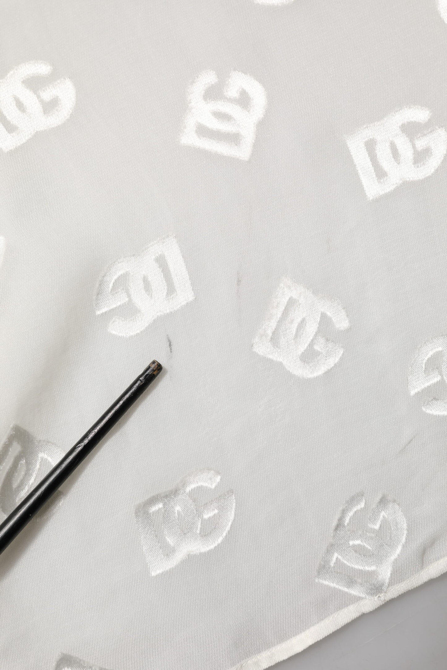 Dolce & Gabbana Off White Top met Logo Monogram en Ascot Kraag