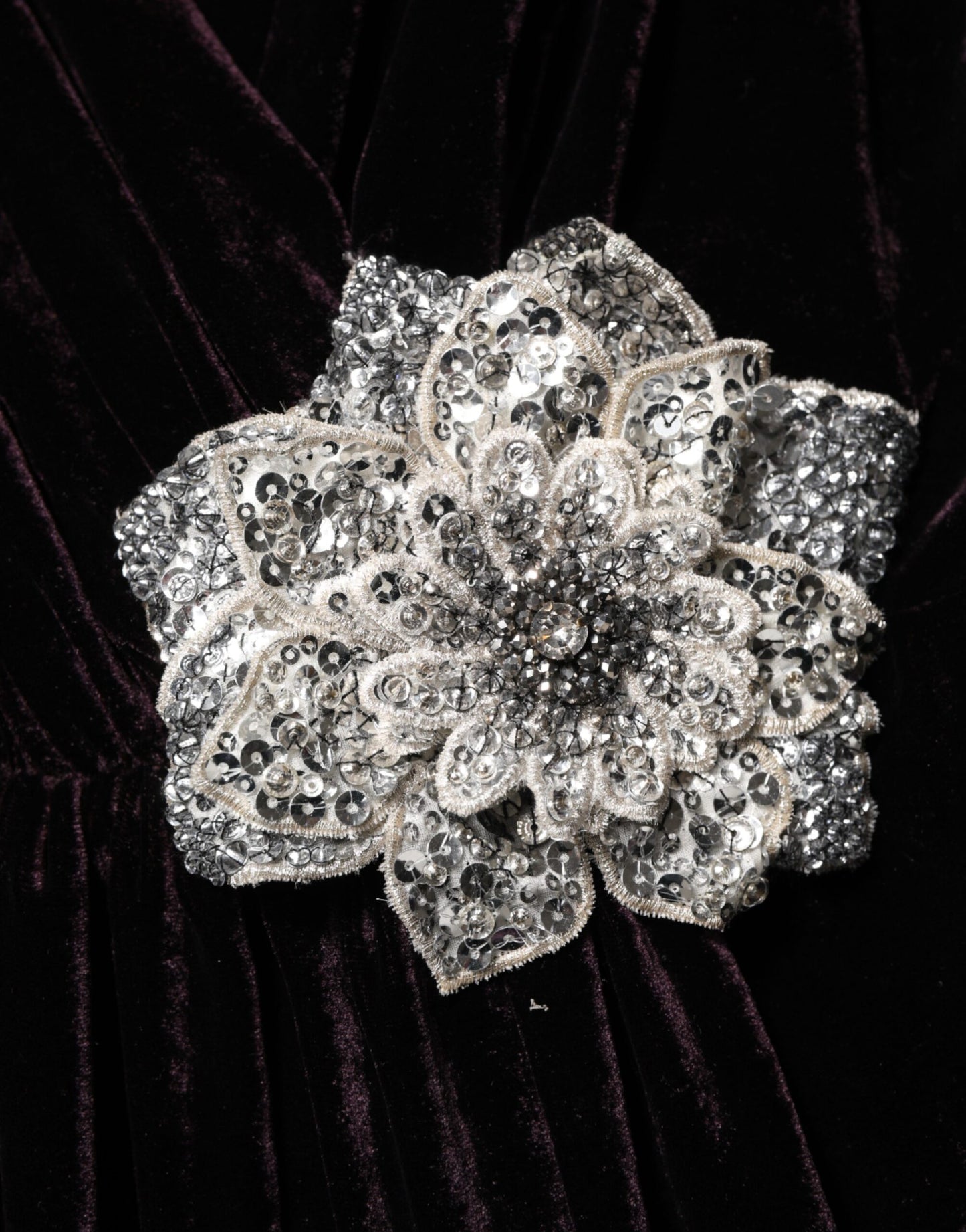 Dolce & Gabbana zwarte fluwelen jurk met bloemenversiering en A-lijn model