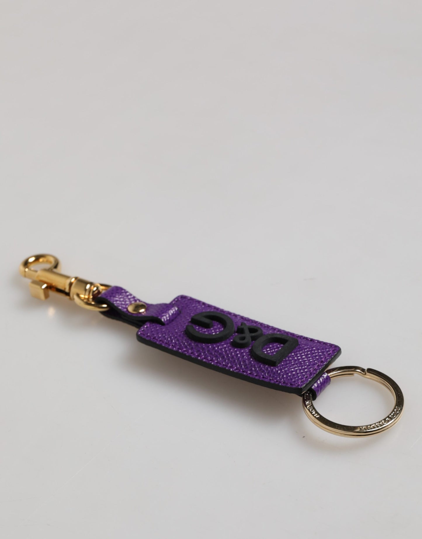 Porte-clés Dolce & Gabbana en cuir violet avec logo DG et métal doré
