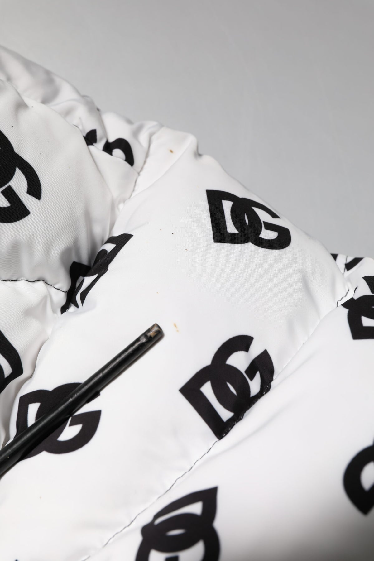 Veste matelassée à fermeture éclair intégrale blanche avec monogramme DG de Dolce & Gabbana