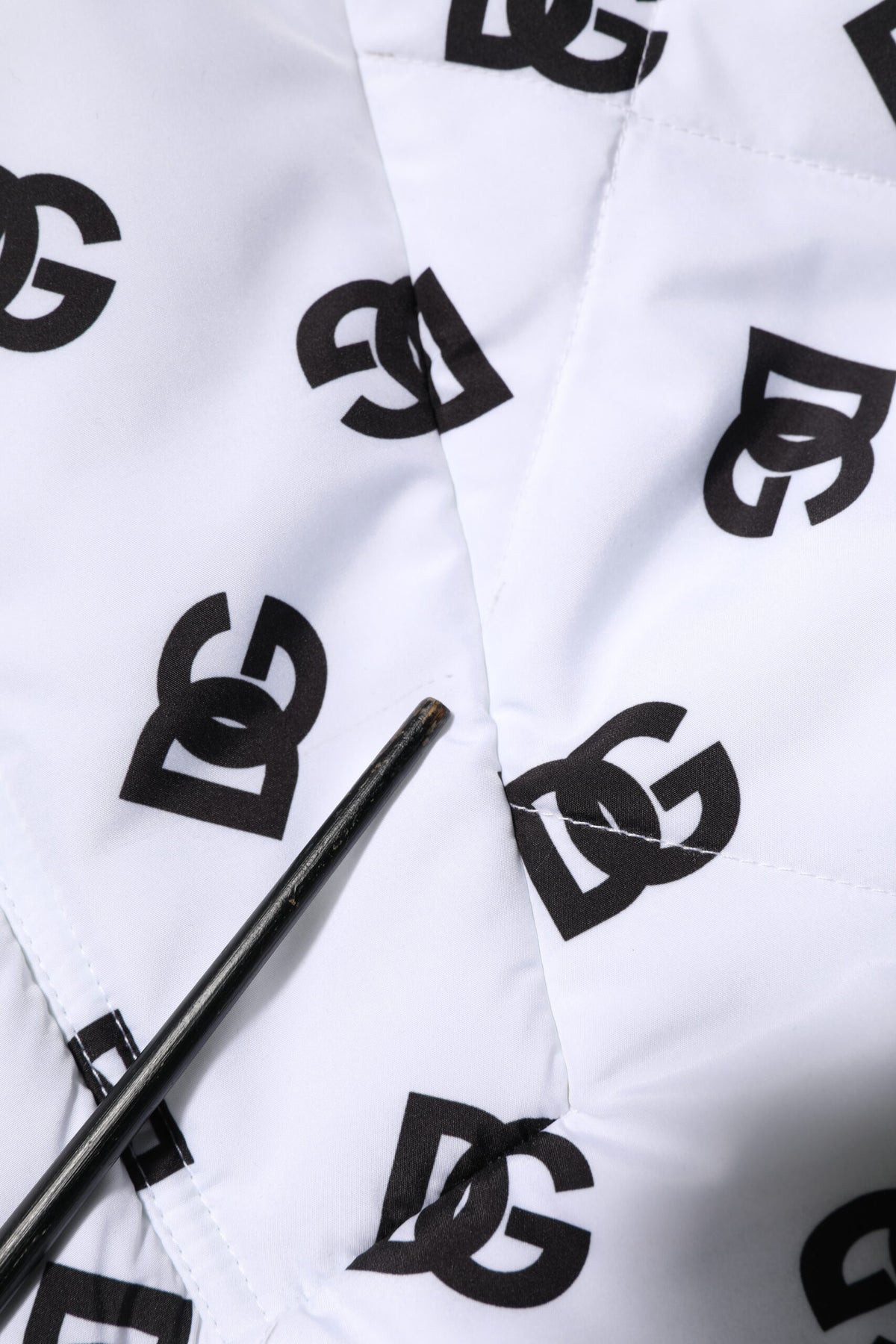 Veste matelassée à capuche blanche avec monogramme DG de Dolce & Gabbana