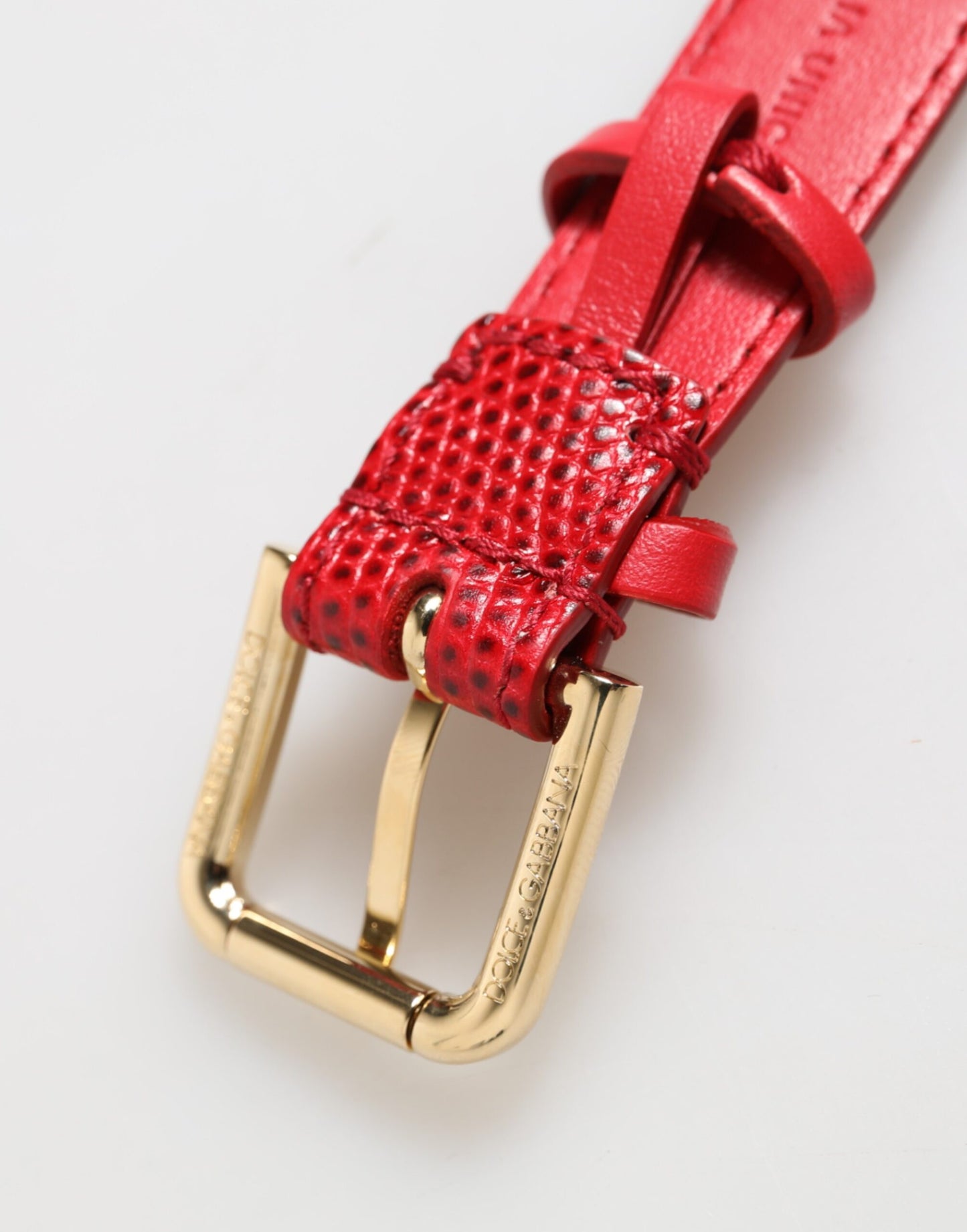 Bracelet pour femme Dolce & Gabbana en cuir exotique rouge avec boucle en métal doré.