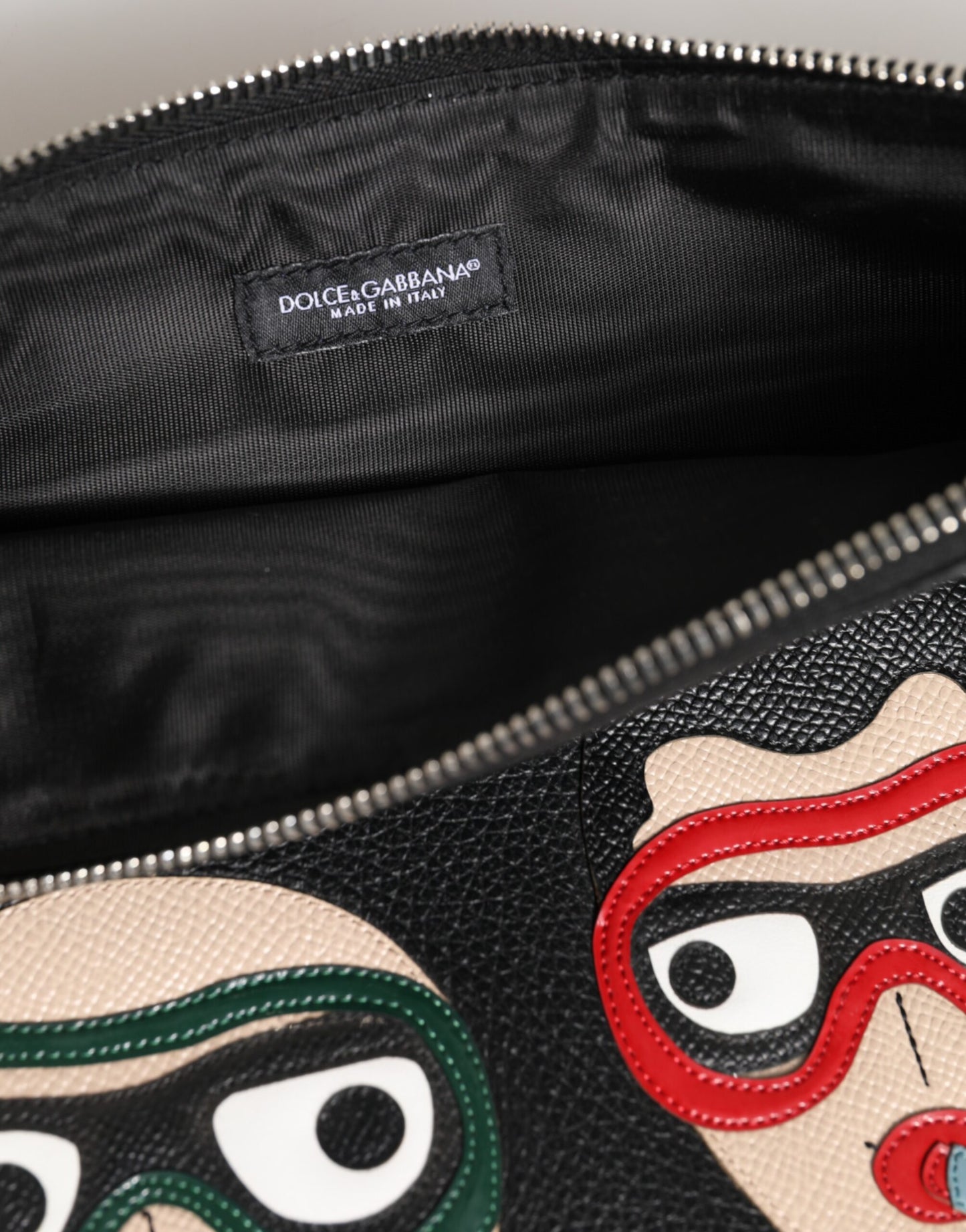 Pochette homme en cuir noir Dolce & Gabbana #DGFAMILY, ornements.