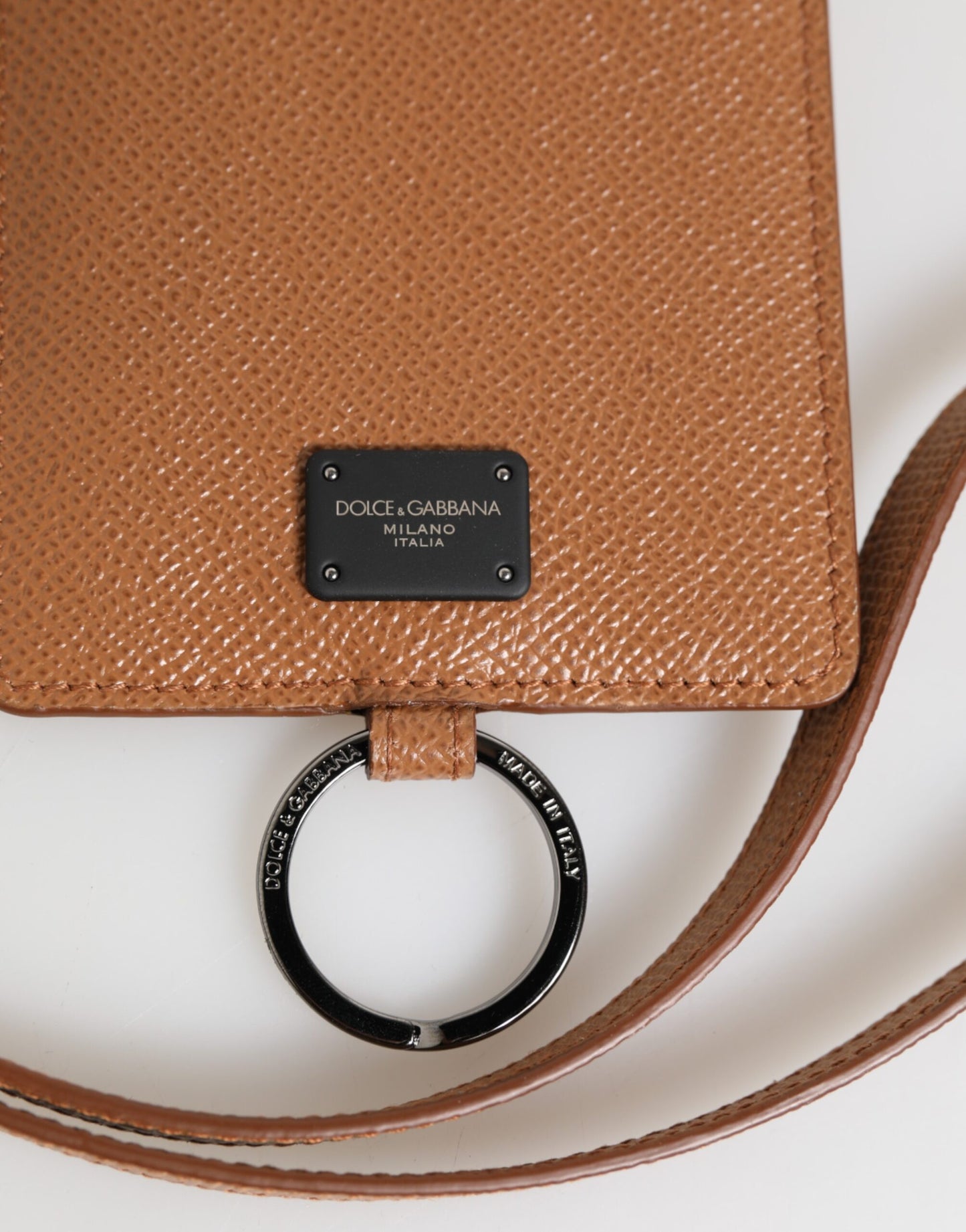 Porte-cartes homme Dolce & Gabbana en cuir marron foncé avec cordon et logo.