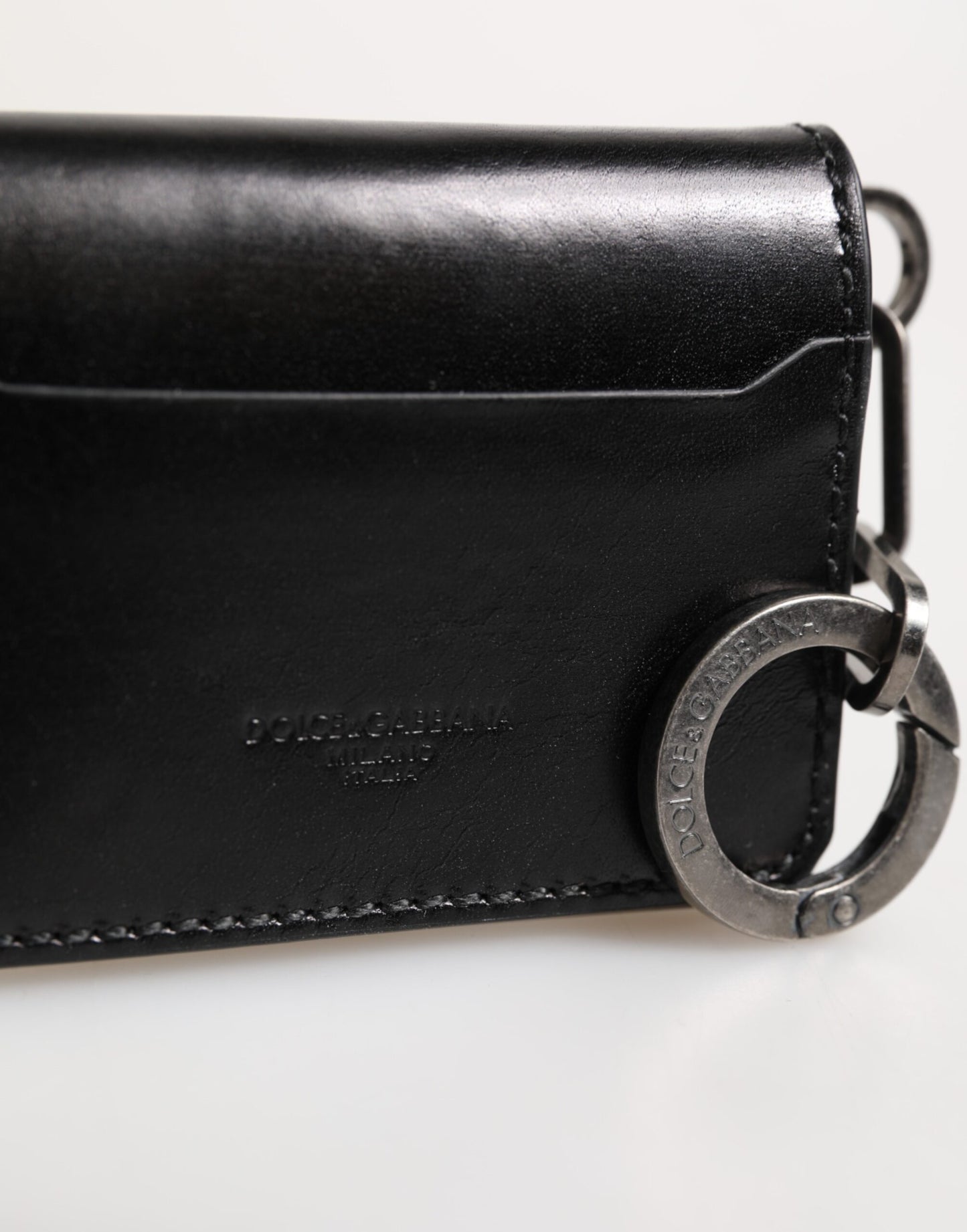 Portefeuille en cuir noir Dolce & Gabbana avec logo en relief, porte-clés et porte-cartes.
