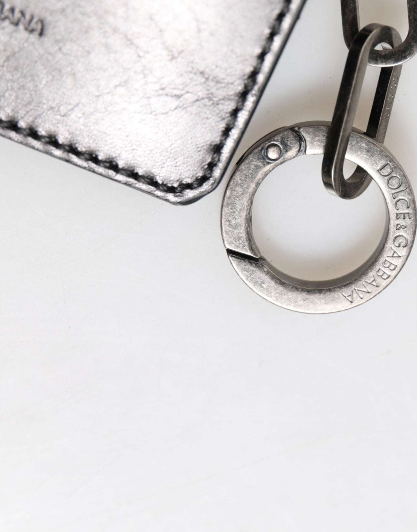 Portefeuille en cuir noir Dolce & Gabbana avec logo en relief, porte-clés et porte-cartes.