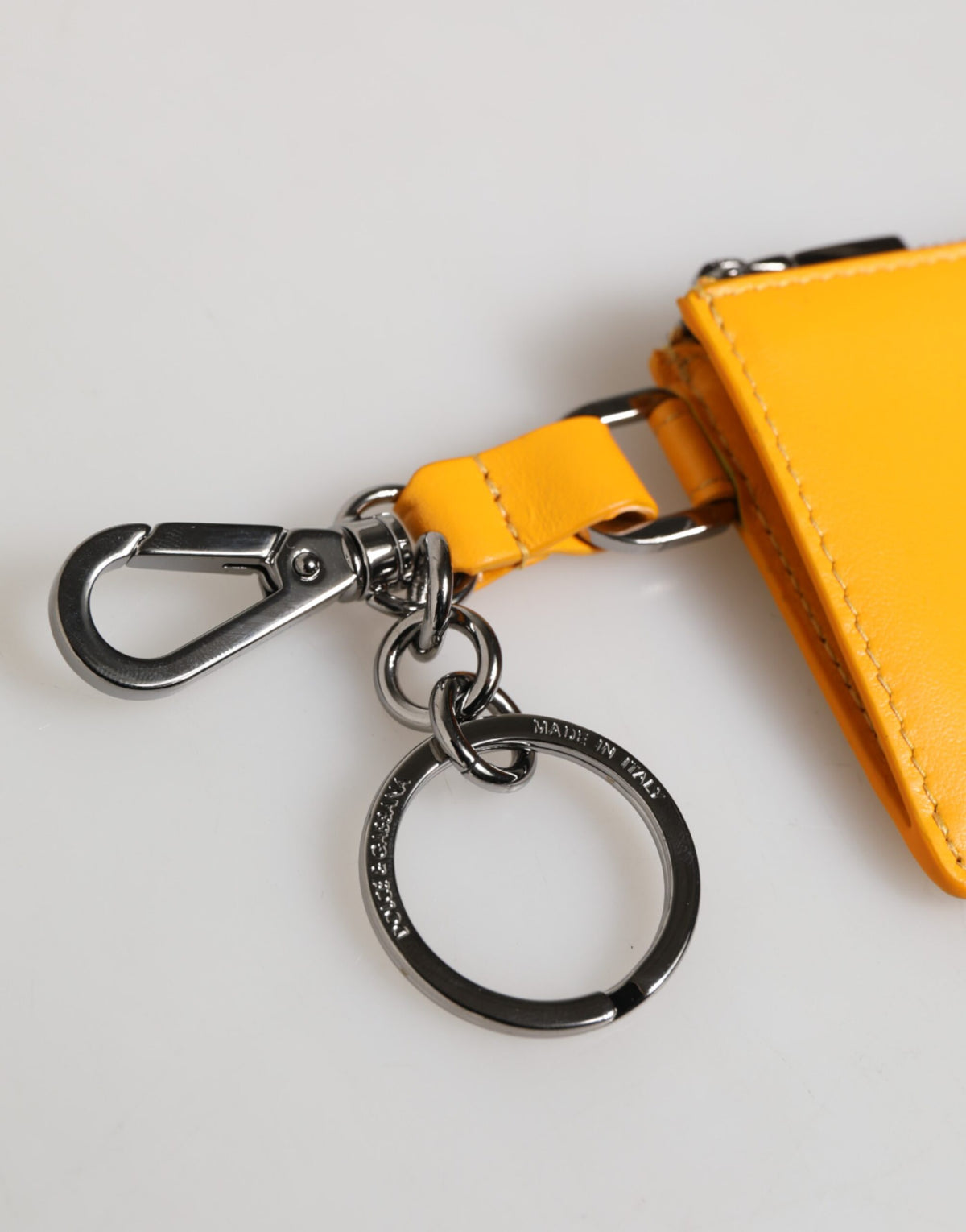 Porte-cartes et porte-clés en cuir jaune et orange Dolce &amp; Gabbana, à clipser.
