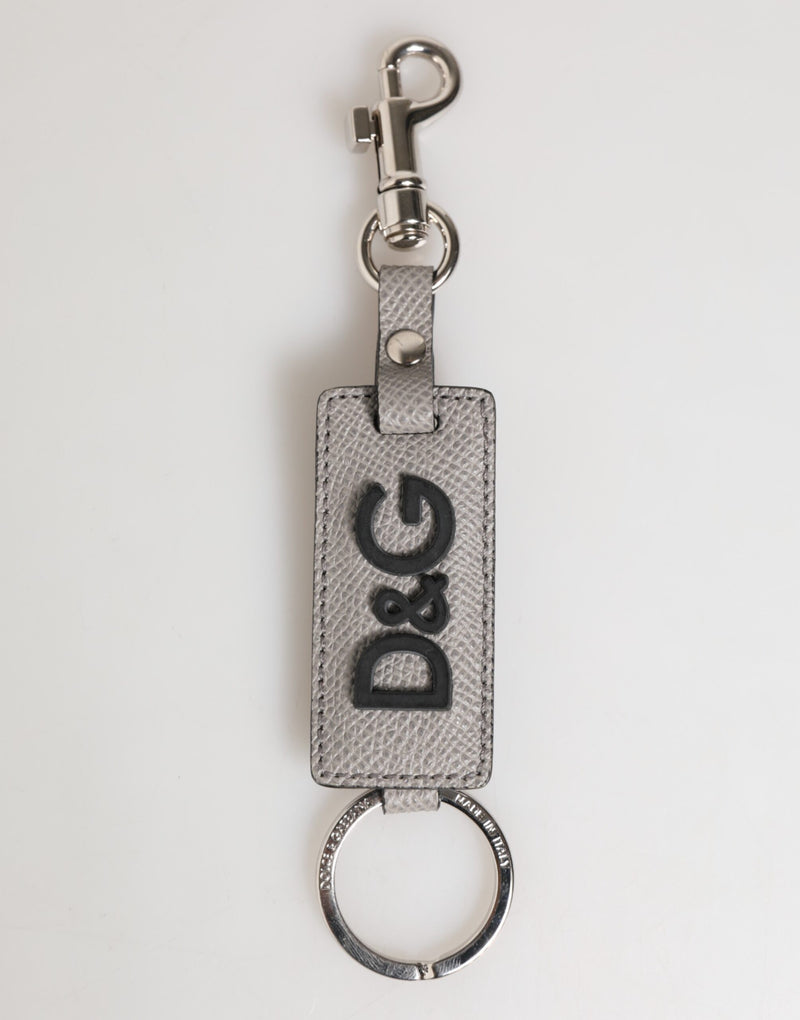 Dolce &amp; Gabbana sleutelhanger voor heren van grijs leer met logo en metalen ring.