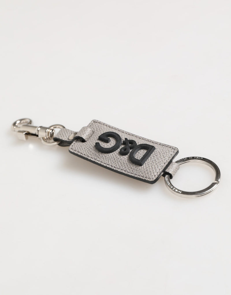 Dolce &amp; Gabbana sleutelhanger voor heren van grijs leer met logo en metalen ring.