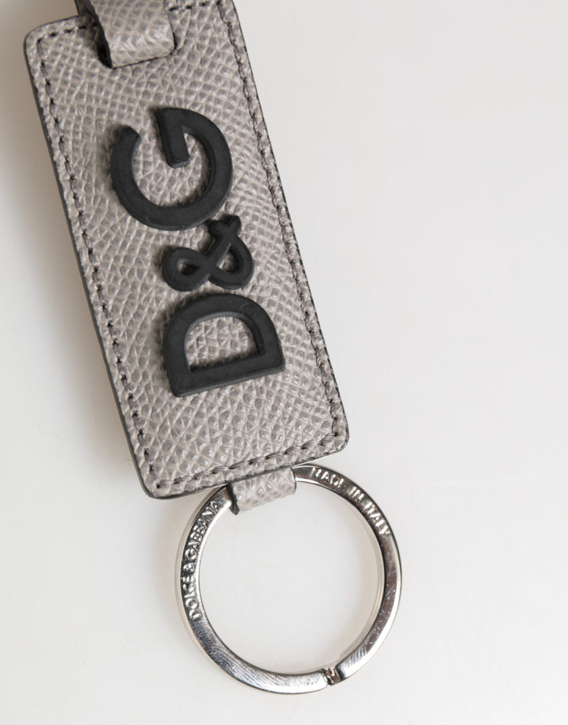 Dolce &amp; Gabbana sleutelhanger voor heren van grijs leer met logo en metalen ring.