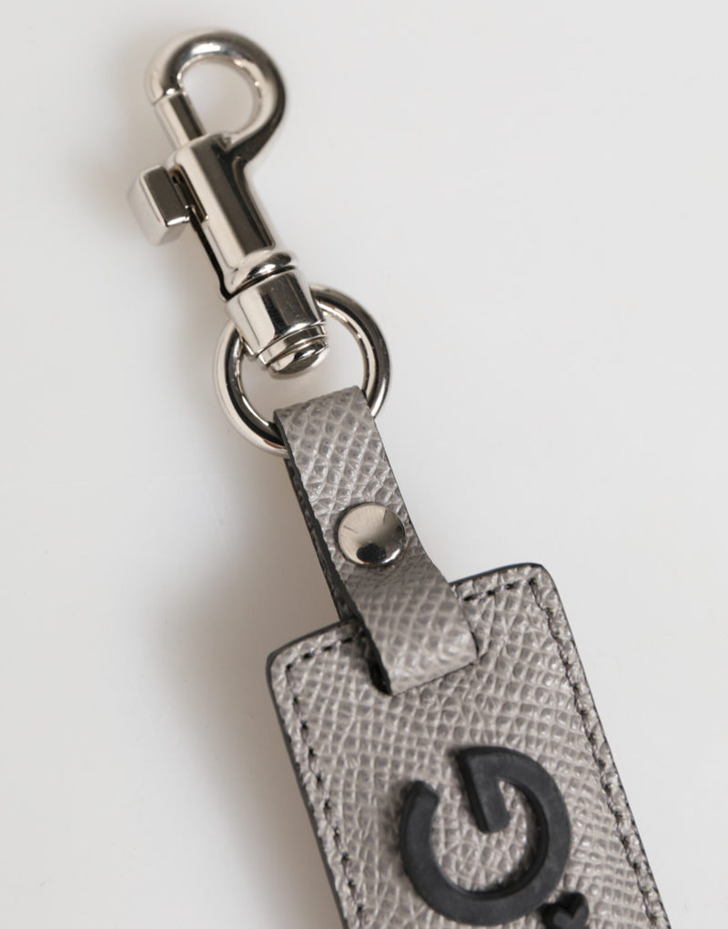 Dolce &amp; Gabbana sleutelhanger voor heren van grijs leer met logo en metalen ring.