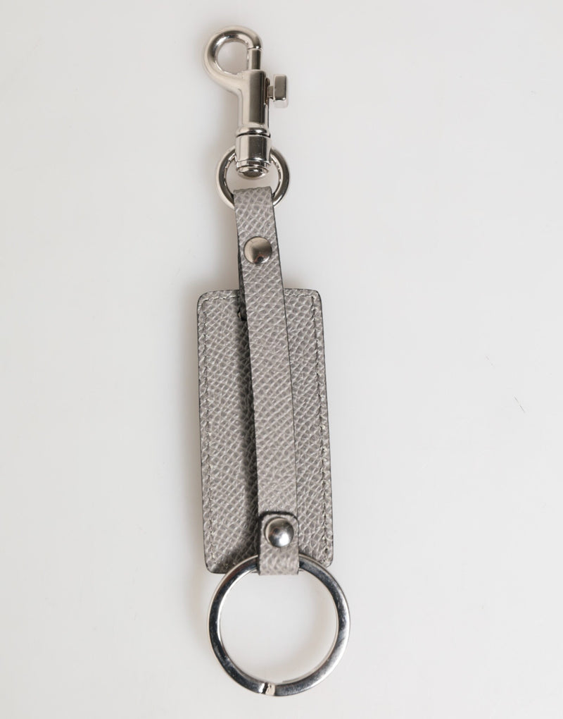 Dolce &amp; Gabbana sleutelhanger voor heren van grijs leer met logo en metalen ring.