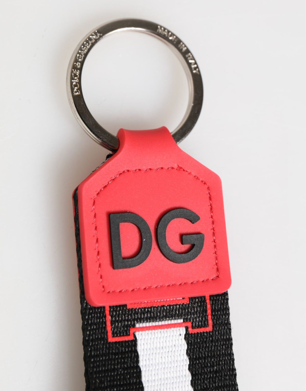 Porte-clés Dolce &amp; Gabbana en polyester et laiton avec logo DG rouge et blanc.