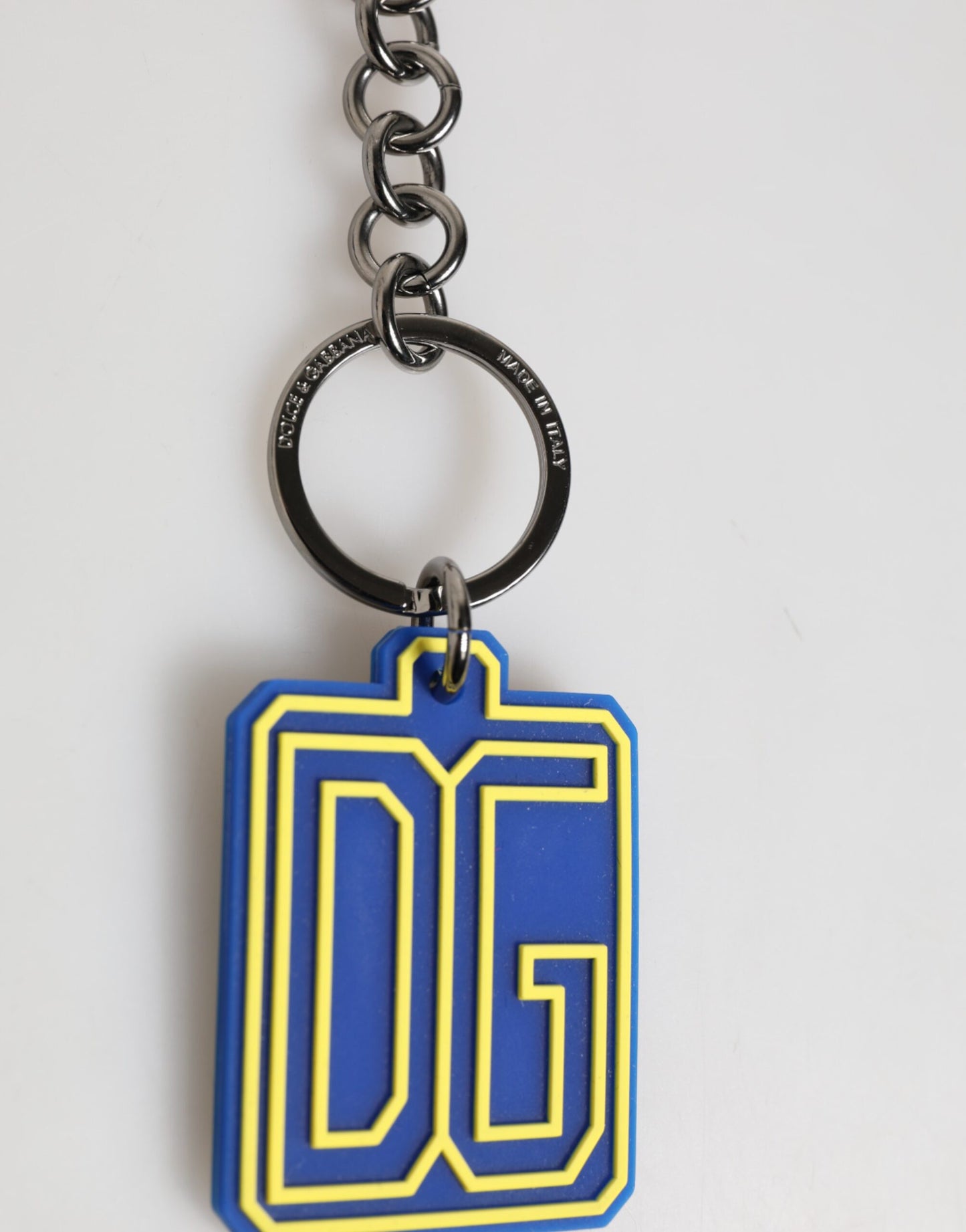 Porte-clés pour homme Dolce &amp; Gabbana, logo DG en caoutchouc bleu et jaune, argenté.
