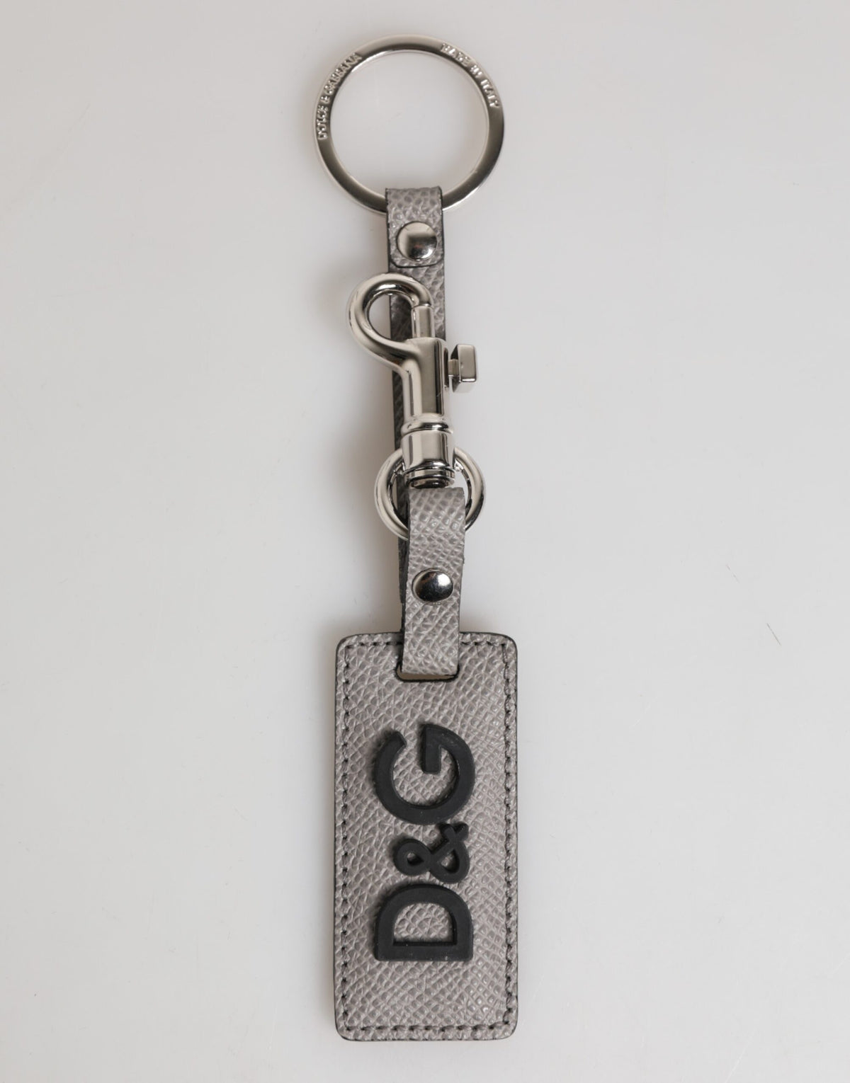 Porte-clés homme Dolce &amp; Gabbana en cuir gris avec anneau métallique et logo.
