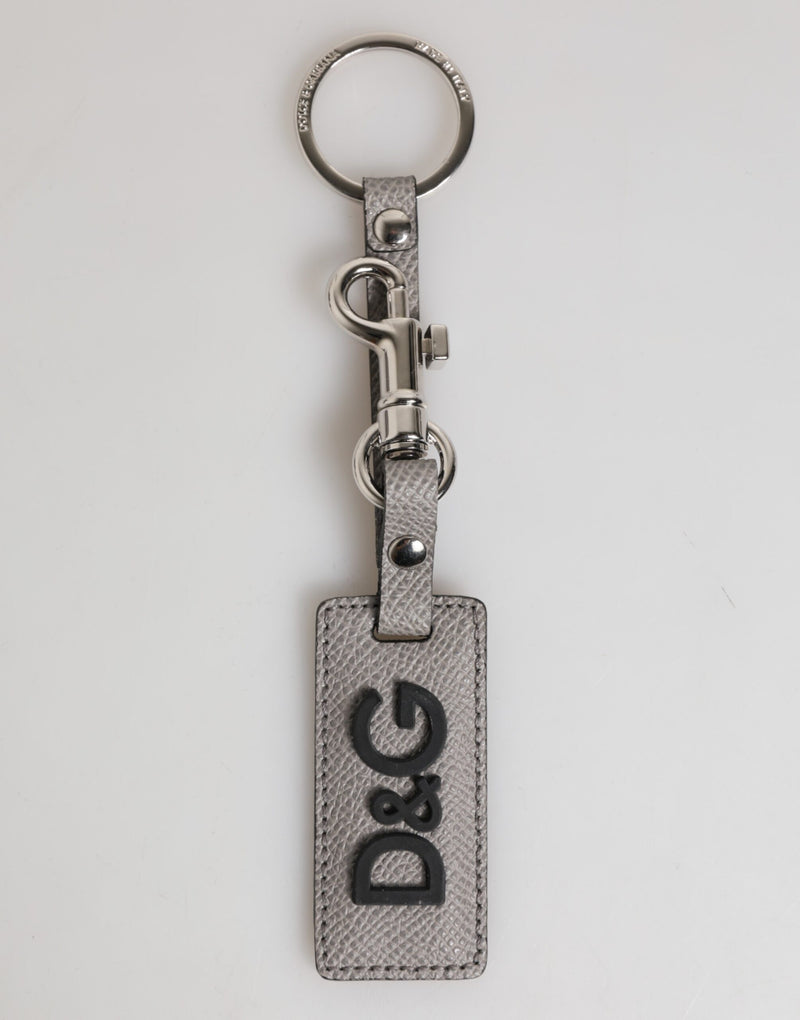 Dolce &amp; Gabbana sleutelhanger voor heren van grijs leer met logo en metalen ring.