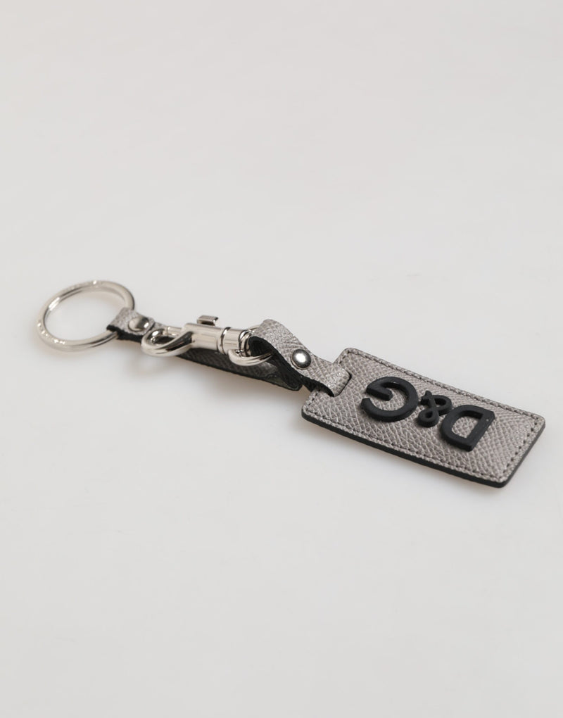 Dolce &amp; Gabbana sleutelhanger voor heren van grijs leer met logo en metalen ring.