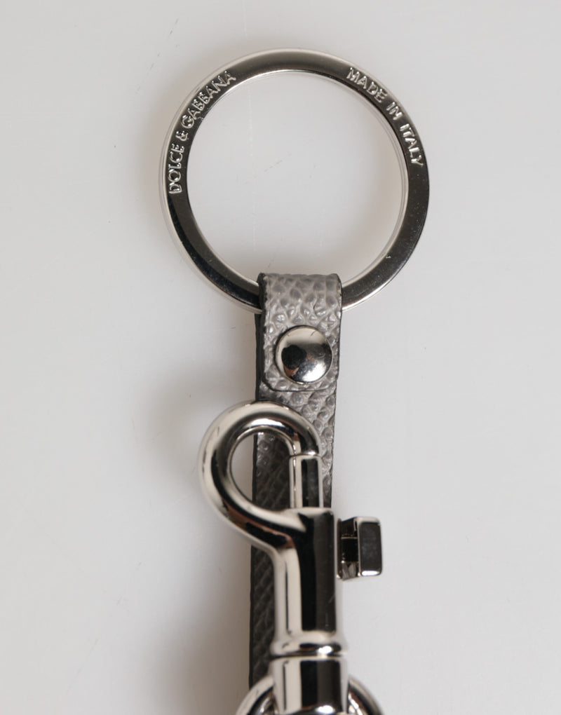 Dolce &amp; Gabbana sleutelhanger voor heren van grijs leer met logo en metalen ring.