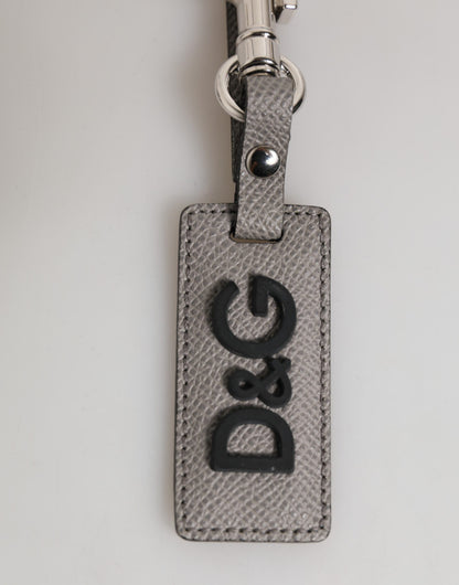 Porte-clés homme Dolce & Gabbana en cuir gris avec anneau métallique et logo.