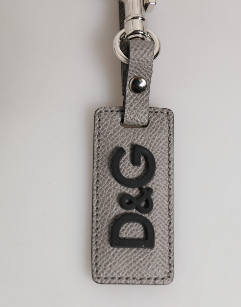 Dolce &amp; Gabbana sleutelhanger voor heren van grijs leer met logo en metalen ring.