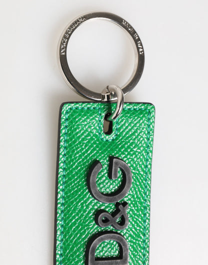 Porte-clés homme Dolce &amp; Gabbana en cuir vert avec logo métallique et anneau.