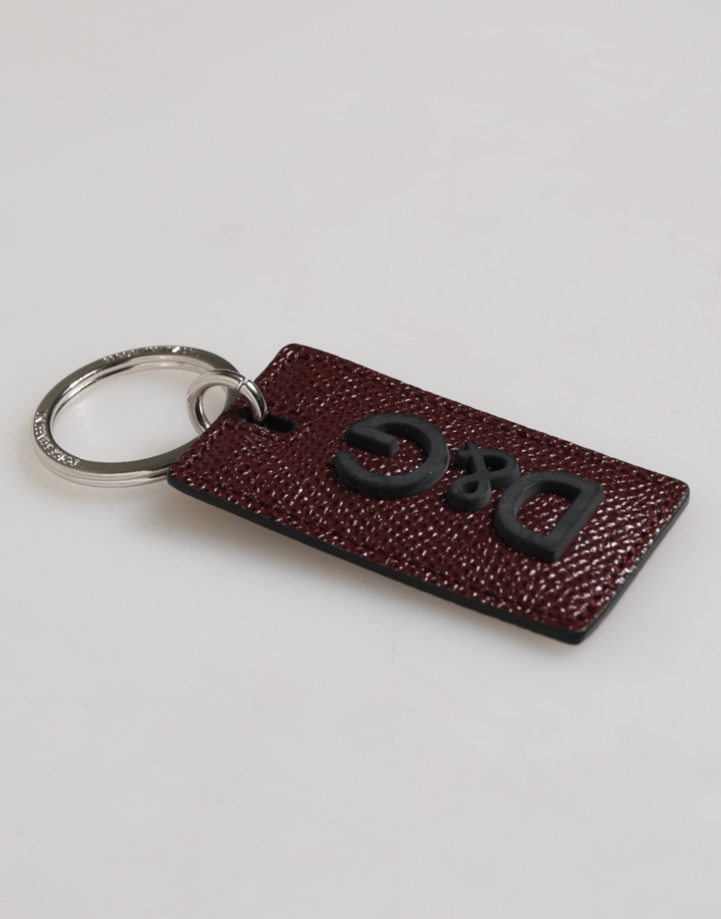 Porte-clés homme Dolce &amp; Gabbana en cuir marron foncé avec logo et anneau en métal.
