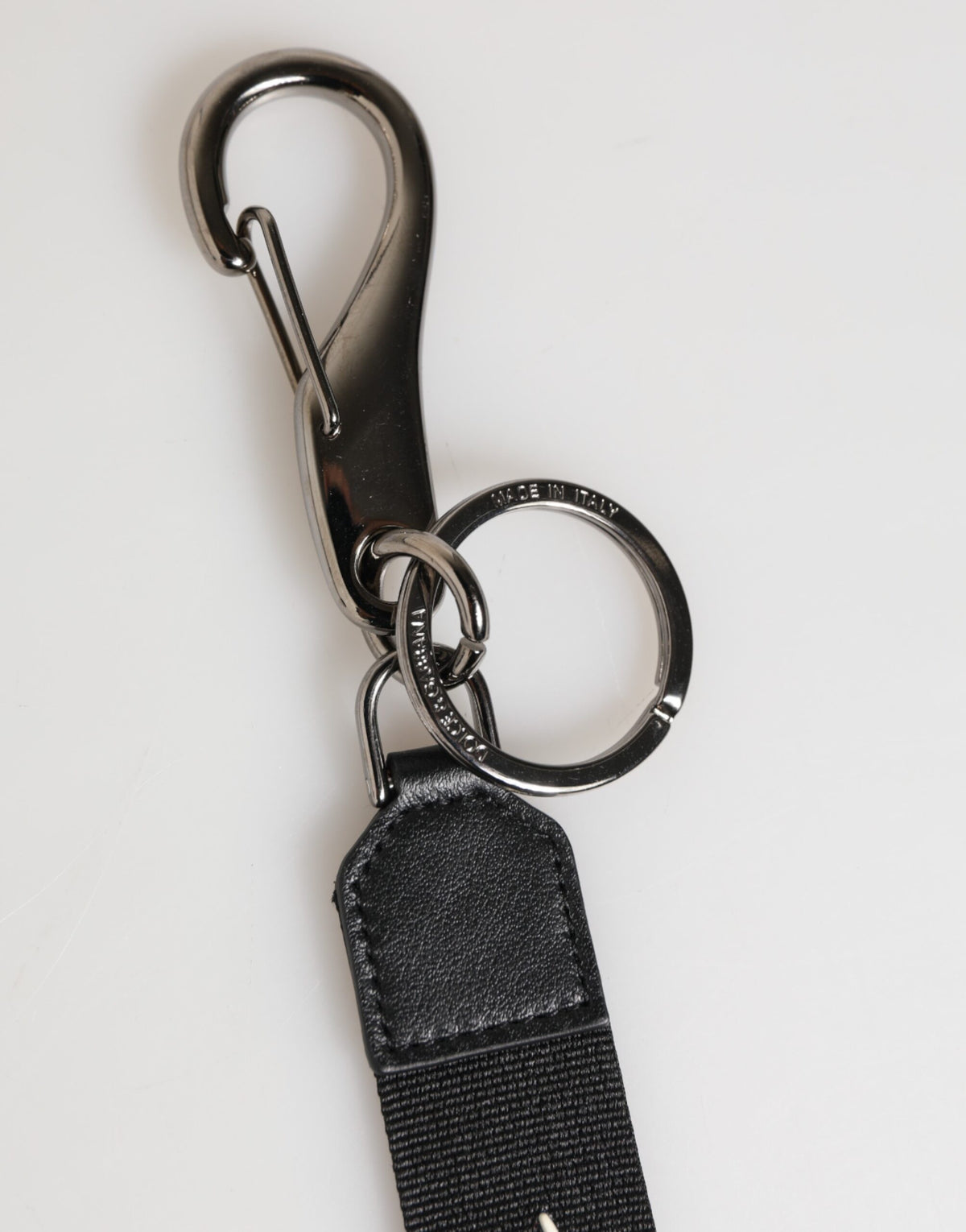 Porte-clés pour homme Dolce &amp; Gabbana en polyester noir et blanc avec logo DG argenté.