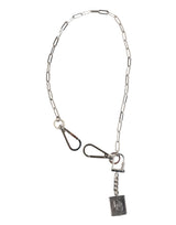 Collier homme Dolce & Gabbana avec pendentif logo DG en chaîne métallique argentée.
