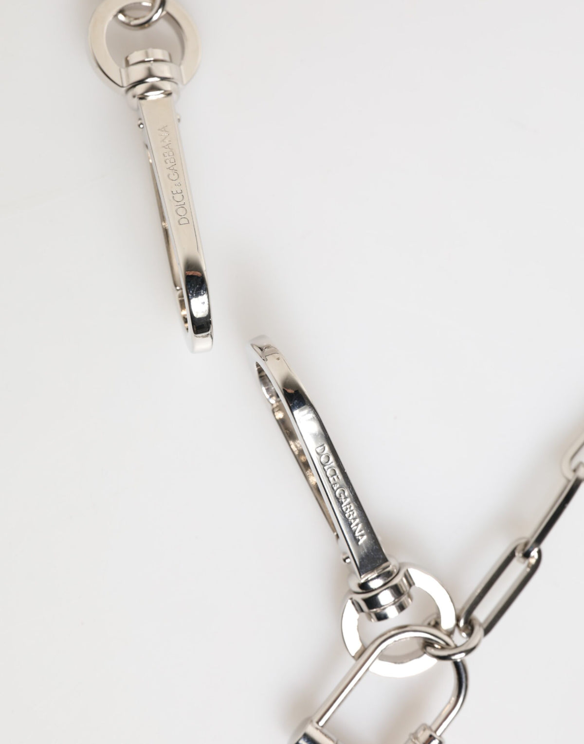 Collier homme Dolce & Gabbana avec pendentif logo DG en chaîne métallique argentée.