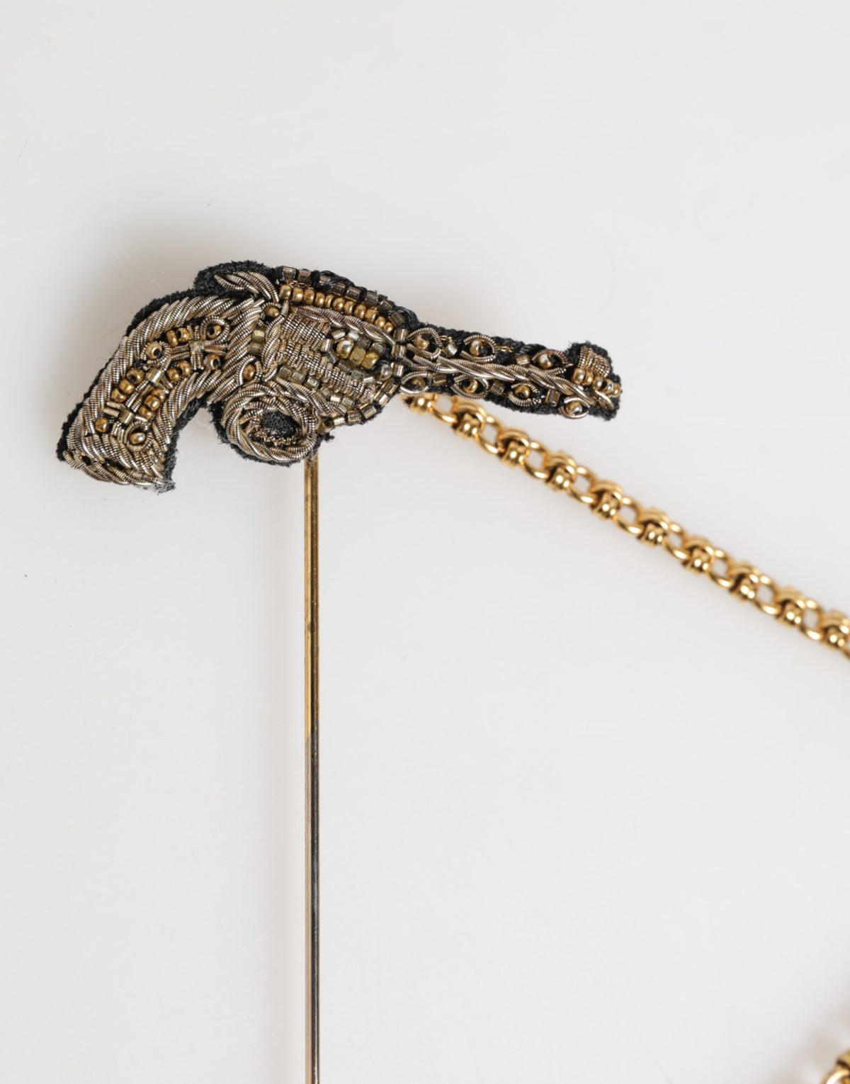 Broche accessoire homme Dolce & Gabbana, épingle de revers en laiton et cuivre, revolver.