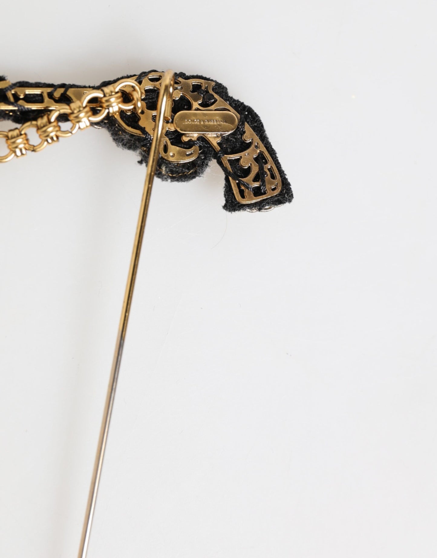 Broche accessoire homme Dolce &amp; Gabbana, épingle de revers en laiton et cuivre, revolver.