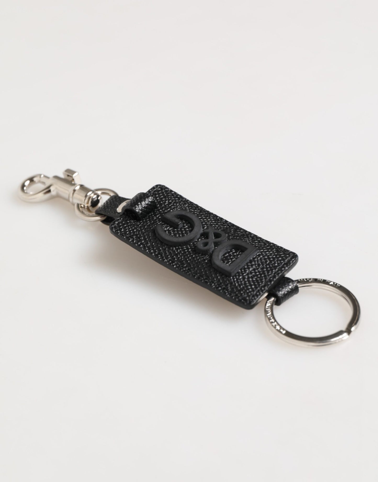 Porte-clés en cuir noir Dolce &amp; Gabbana avec logo métallique et anneau.