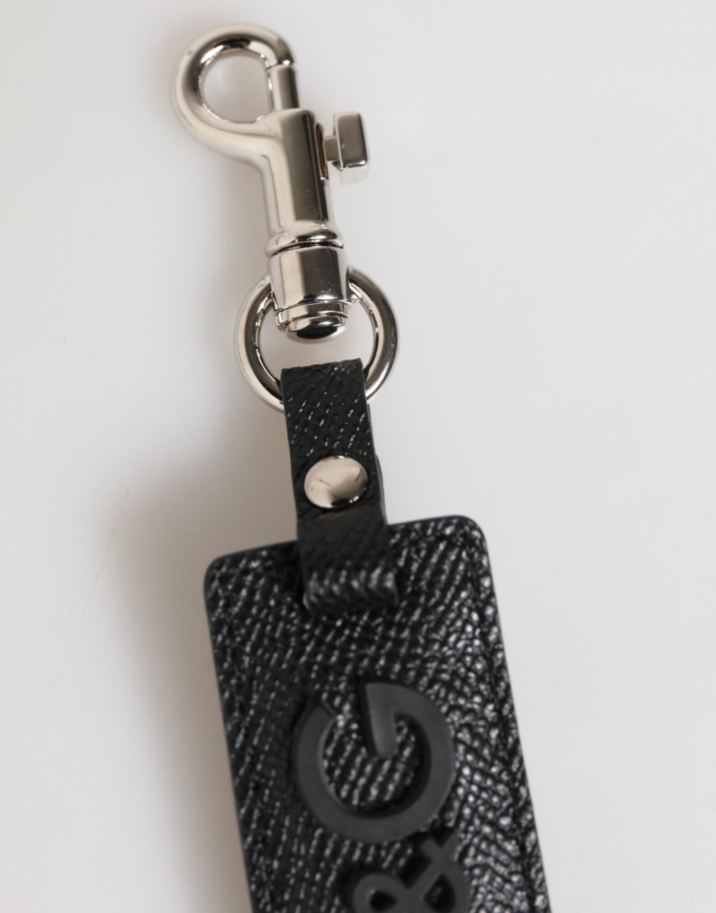 Porte-clés en cuir noir Dolce &amp; Gabbana avec logo métallique et anneau.