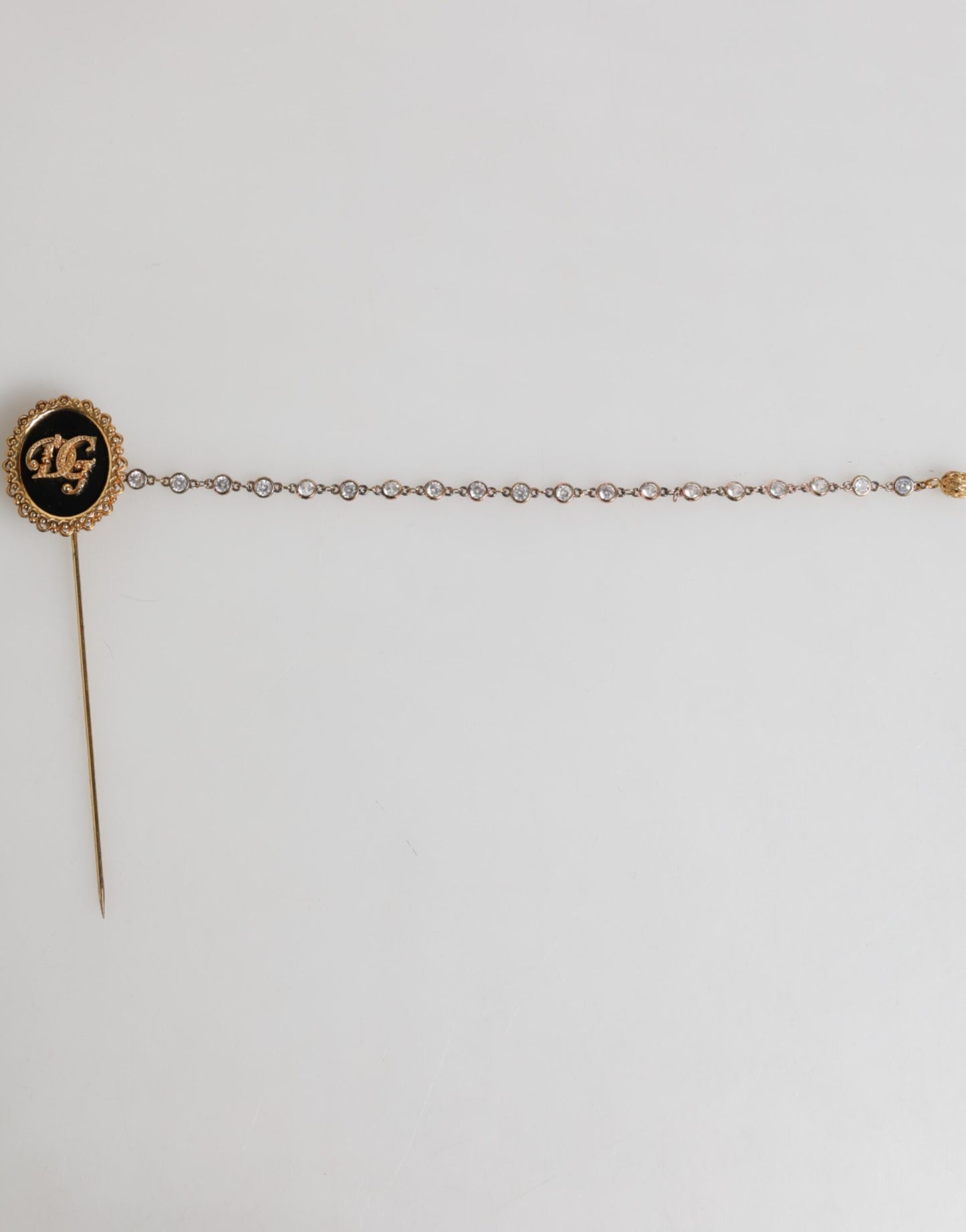 Broche pour homme Dolce &amp; Gabbana, épingle de revers avec logo DG et chaîne dorée.