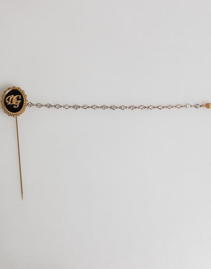 Broche pour homme Dolce &amp; Gabbana, épingle de revers avec logo DG et chaîne dorée.