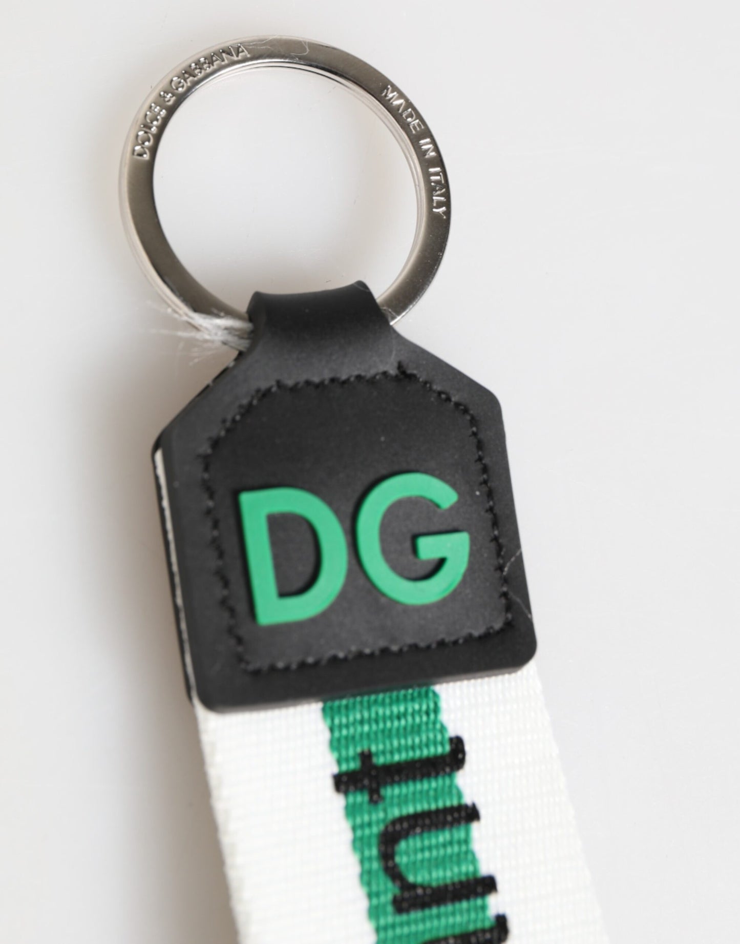 Porte-clés Dolce &amp; Gabbana en polyester vert avec logo, porte-clés en laiton argenté.