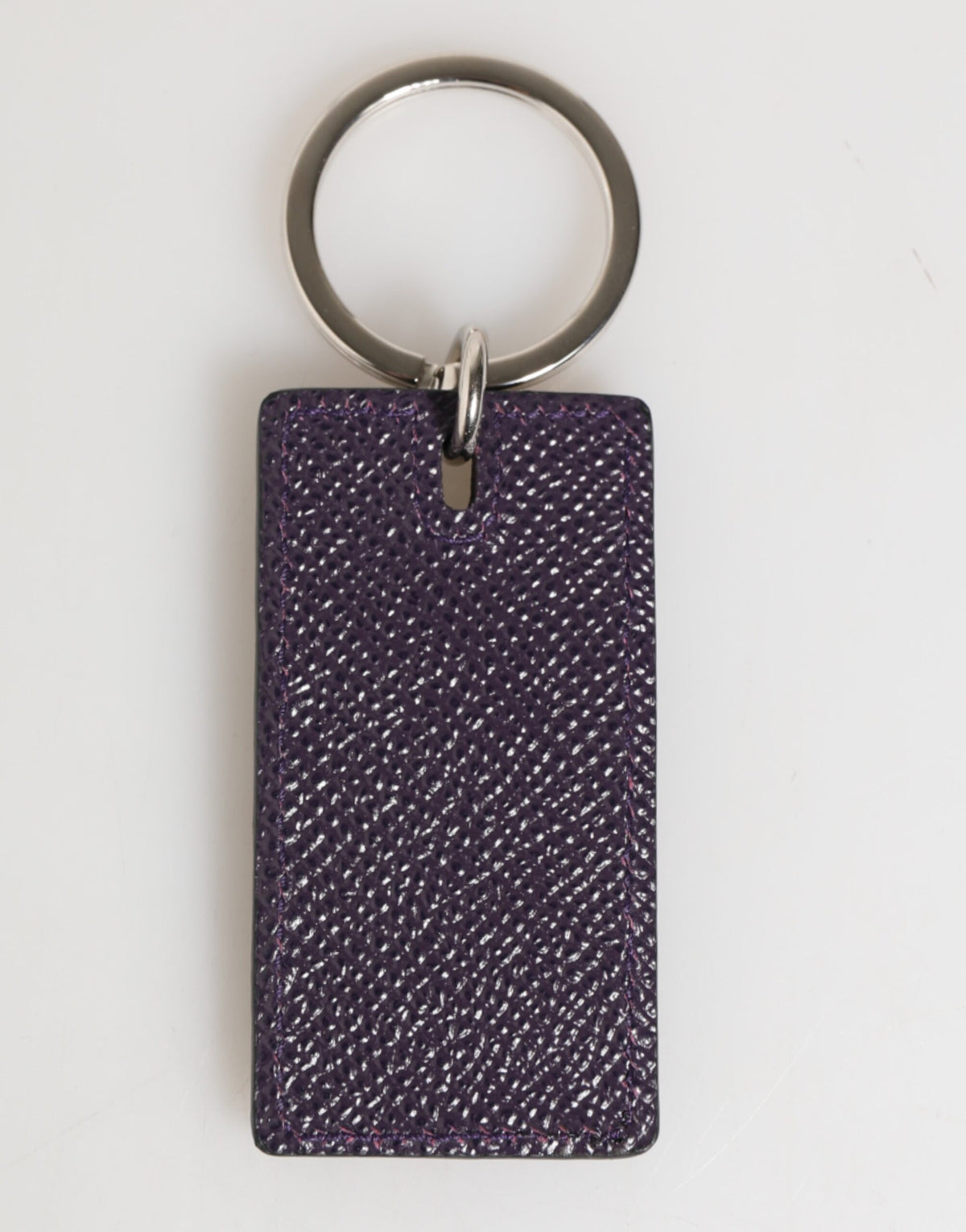Porte-clés homme Dolce &amp; Gabbana en cuir violet avec logo métallique et anneau.