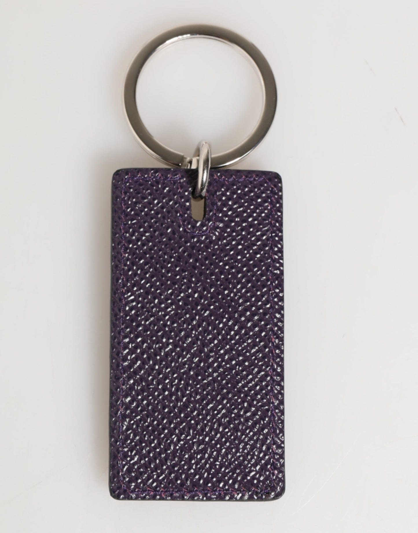 Porte-clés homme Dolce &amp; Gabbana en cuir violet avec logo métallique et anneau.