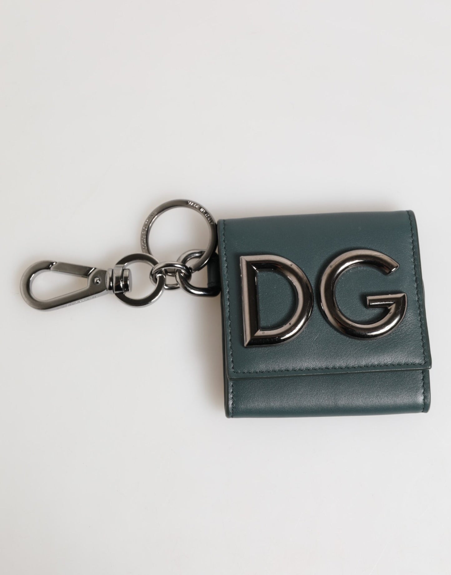 Porte-monnaie Dolce &amp; Gabbana en cuir vert foncé avec logo DG, à accrocher sur un sac.