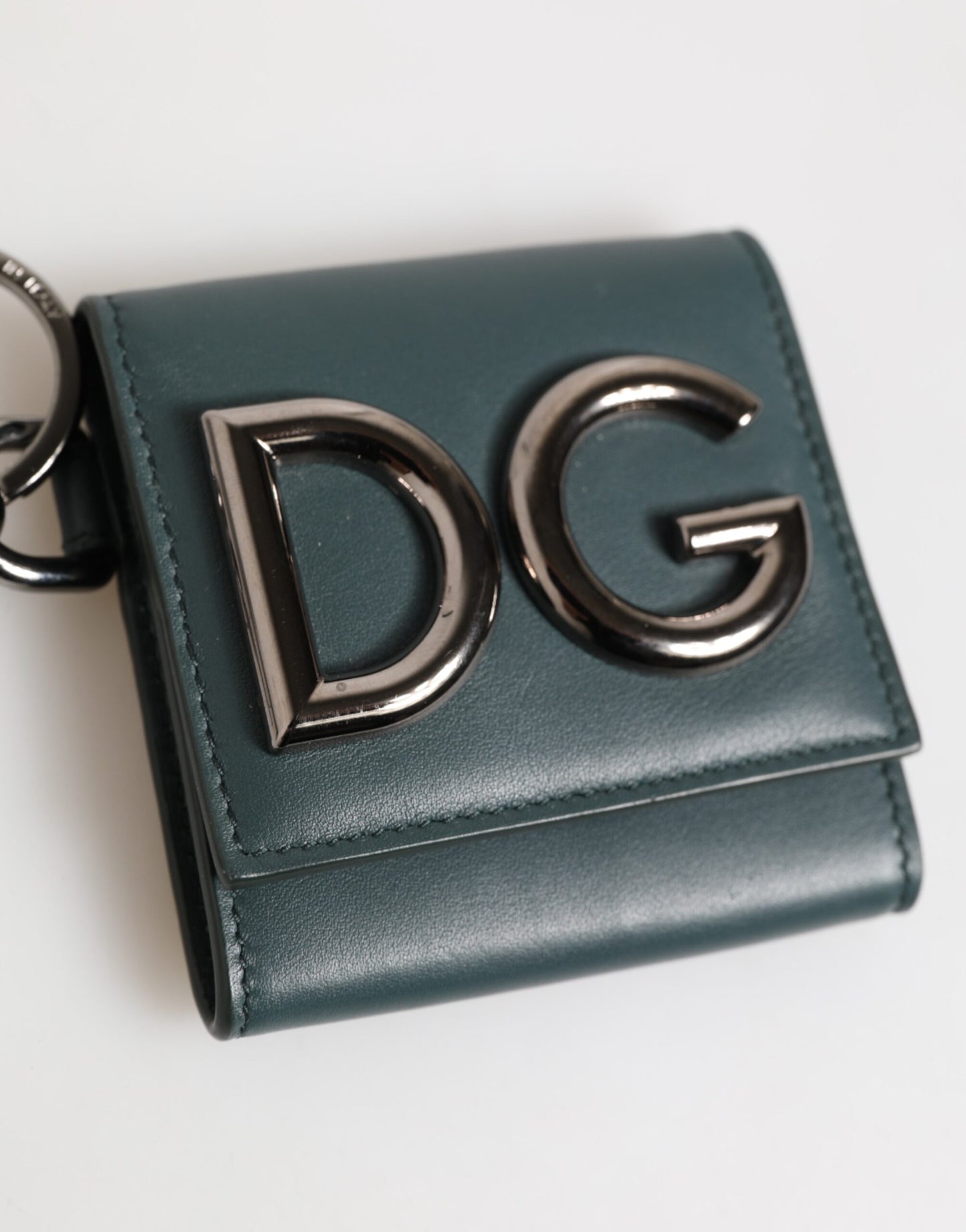 Porte-monnaie Dolce &amp; Gabbana en cuir vert foncé avec logo DG, à accrocher sur un sac.