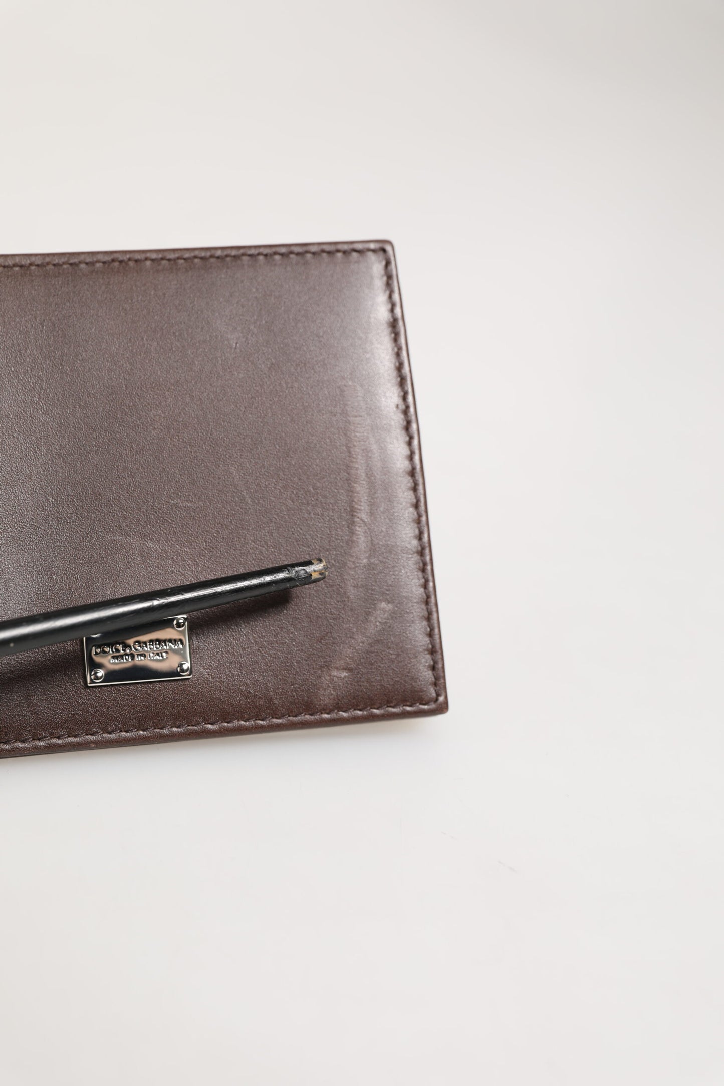 Portefeuille bicolore en cuir marron Dolce &amp; Gabbana avec logo DG gravé.