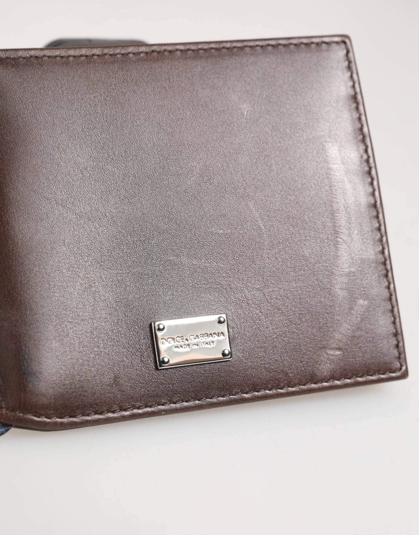 Portefeuille bicolore en cuir marron Dolce &amp; Gabbana avec logo DG gravé.