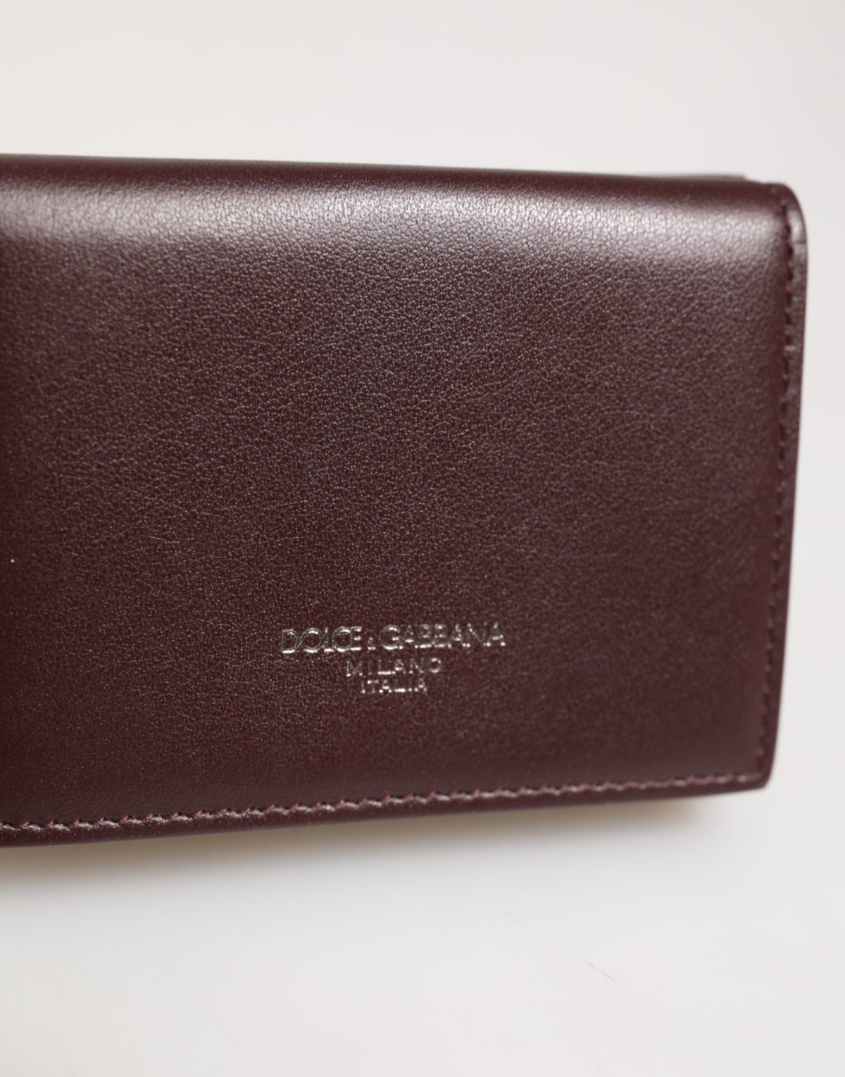 Porte-cartes à trois volets en cuir avec logo en relief Dolce &amp; Gabbana, brun foncé.