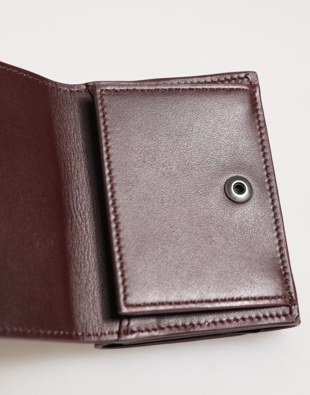 Porte-cartes à trois volets en cuir avec logo en relief Dolce &amp; Gabbana, brun foncé.