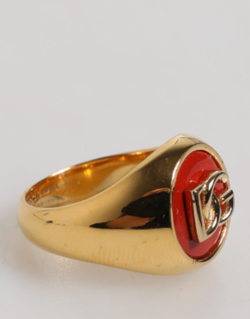 Bague homme Dolce & Gabbana en laiton doré, logo DG rouge rond.