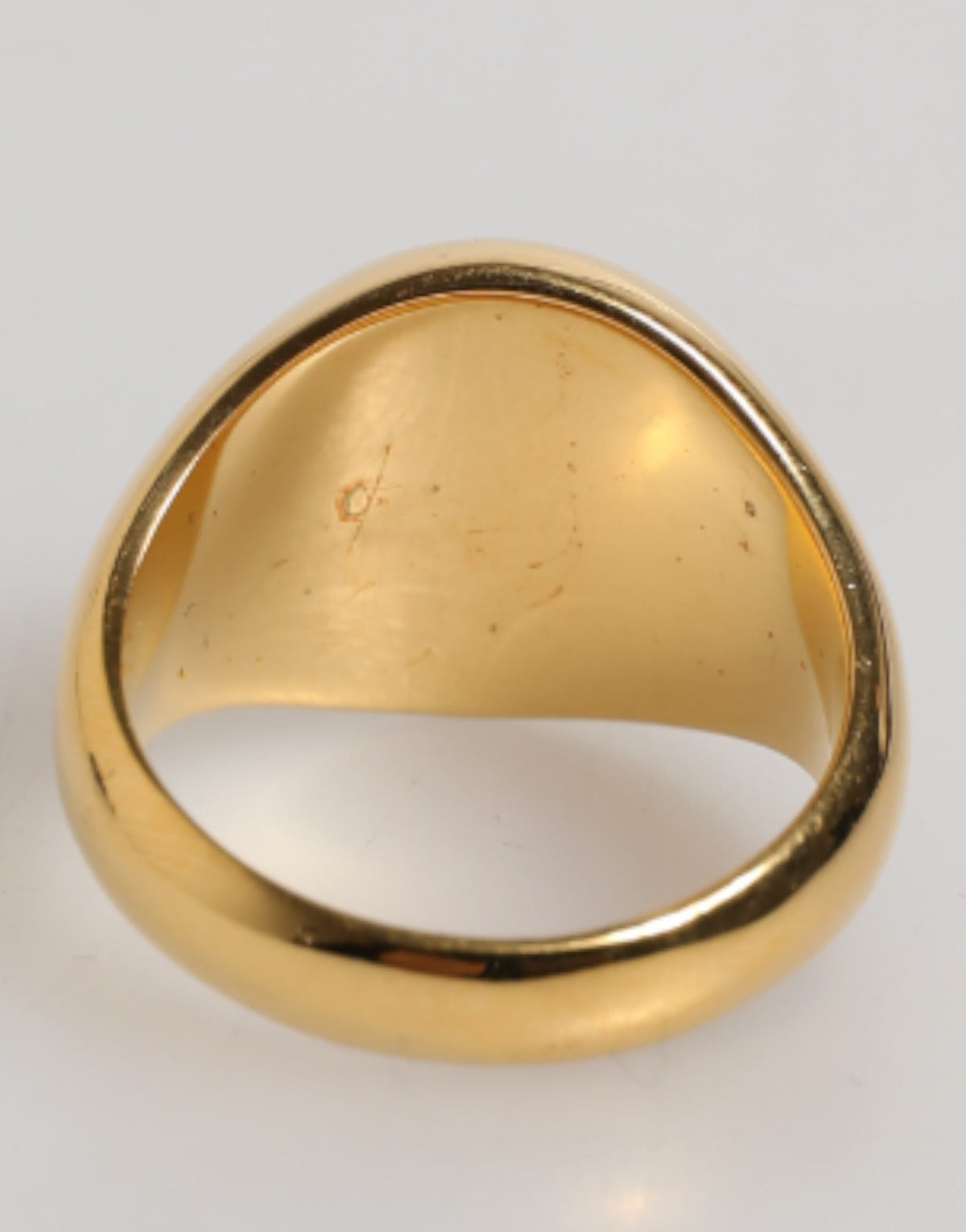 Bague homme Dolce & Gabbana en laiton doré, logo DG rouge rond.