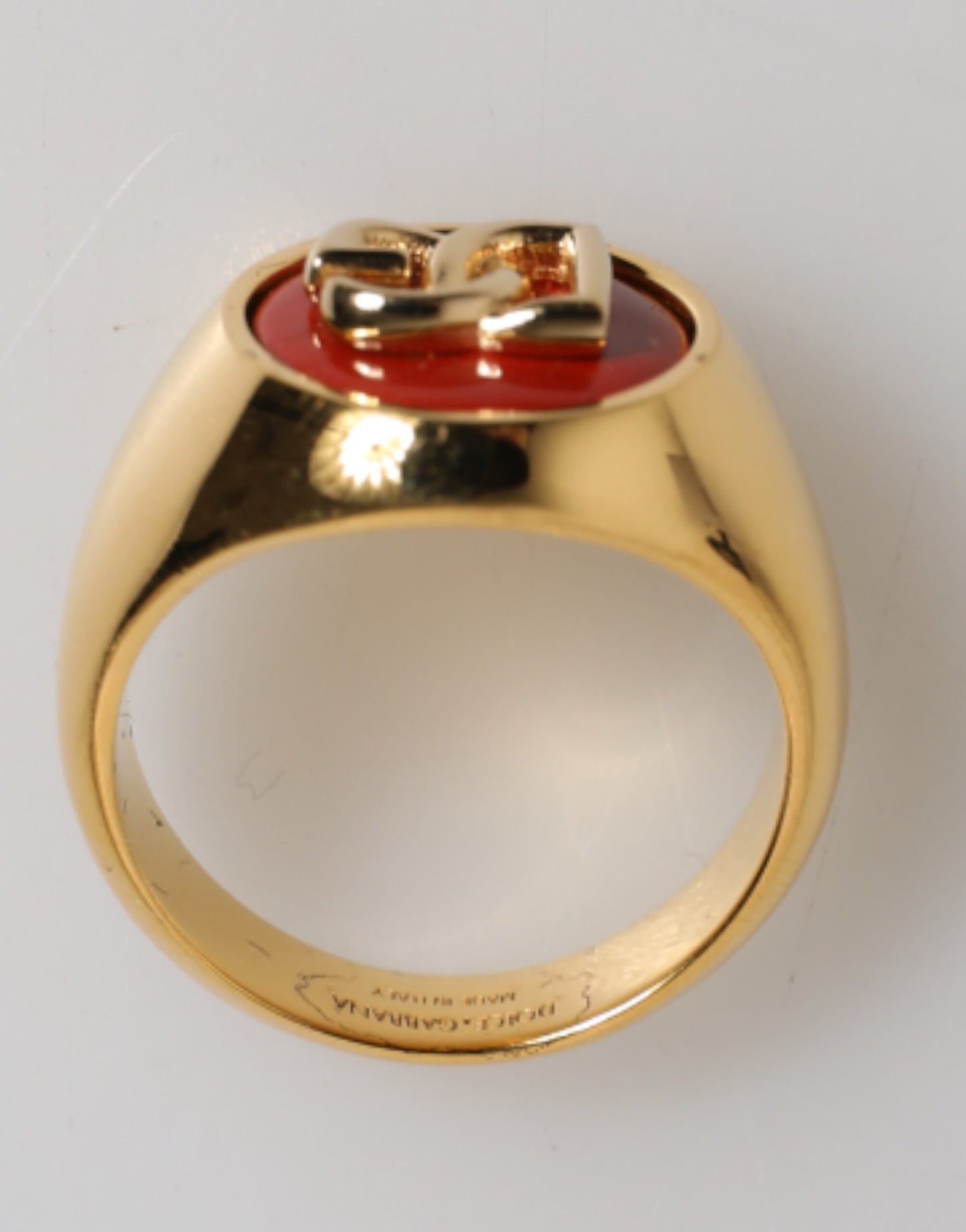 Bague homme Dolce &amp; Gabbana en laiton doré, logo DG rouge rond.